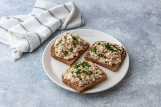 Pan con pasta de huevo y atún