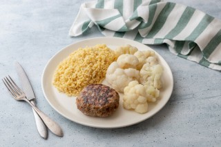Filetes rusos con mijo y coliflor