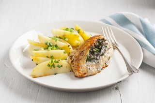 Pechuga de pavo rellena de cebolla, espinacas y ajo
