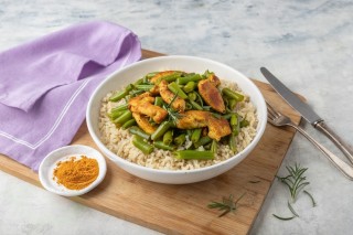 Pollo al curry con arroz y judías verdes