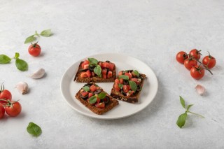 Bruschetta con tomate, aceitunas y ajo