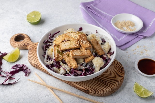 Aziatische salade met tofu