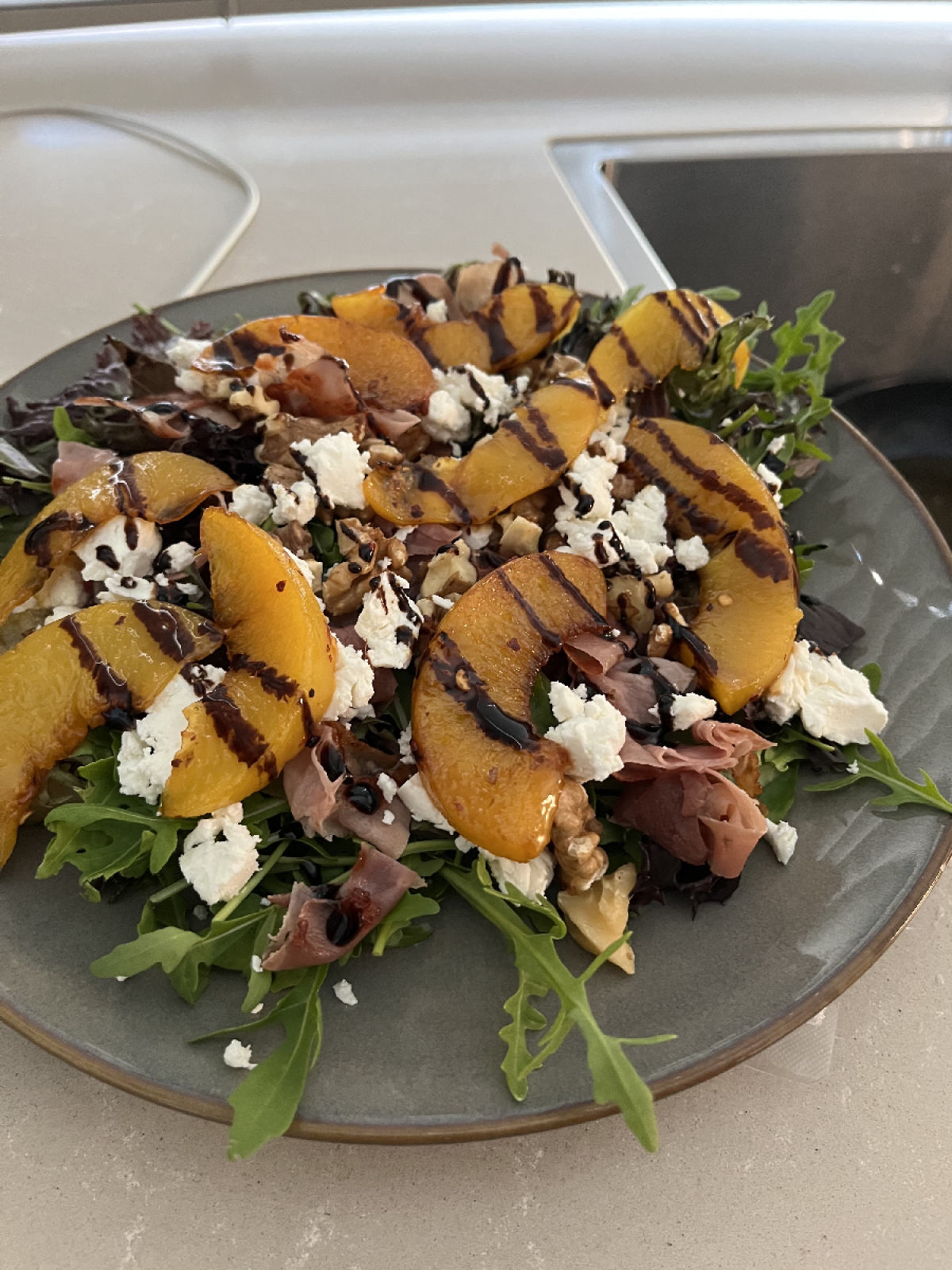 Geitenkaassalade met perzik