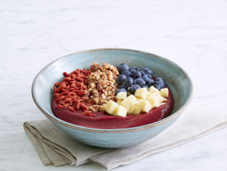 Bowl de moras con bayas de goji