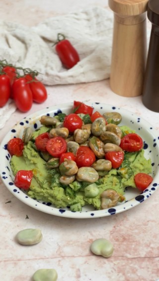 Tuinbonendip met halfzure augurken en cherrytomaten