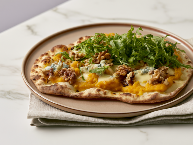 Pinsa con crema di zucca, gorgonzola e noci