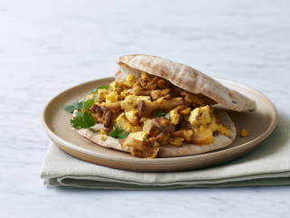 Pita con tofu, finferli e pera caramellata