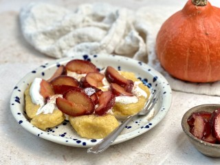 Leniwe z dyni z karmelizowanymi śliwkami