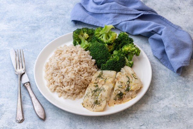 Pescado al horno con eneldo y limón con arroz y brócoli
