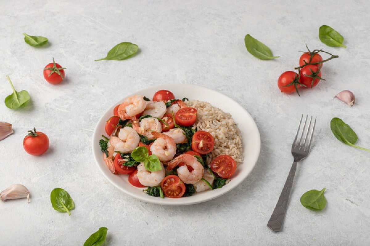 Gambas fritas con tomate, espinacas y arroz