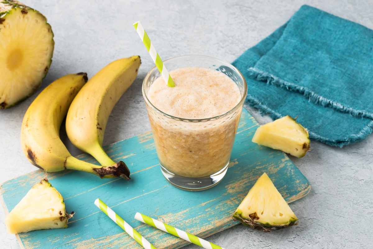 Batido de piña y plátano con zumo de manzana