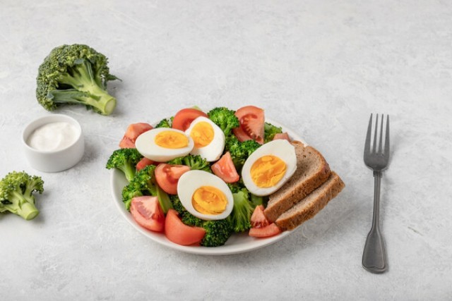 Ensalada con huevo, brócoli y tomate