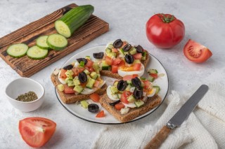Pan con huevo, verduras y aceitunas