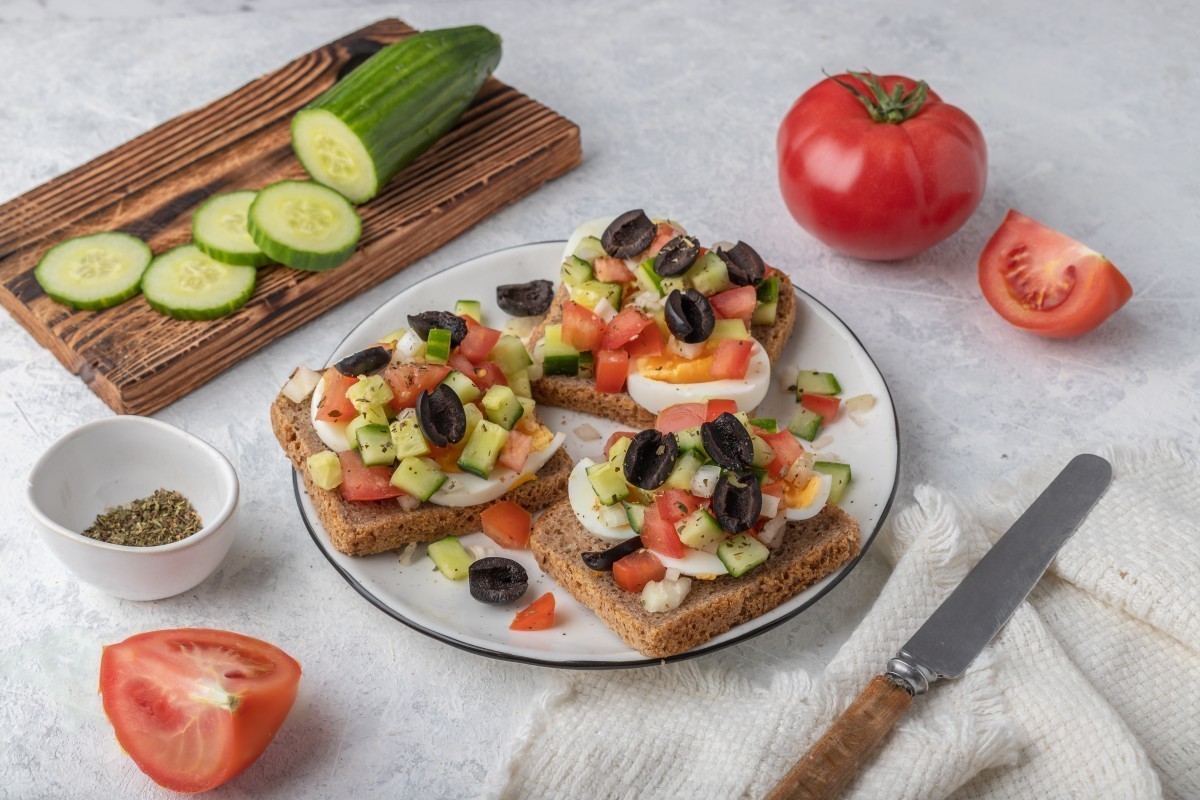 Pan con huevo, verduras y aceitunas