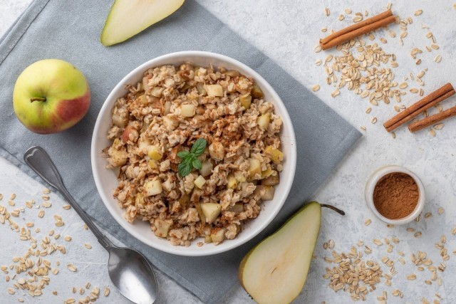 Gachas de canela con pera y manzana