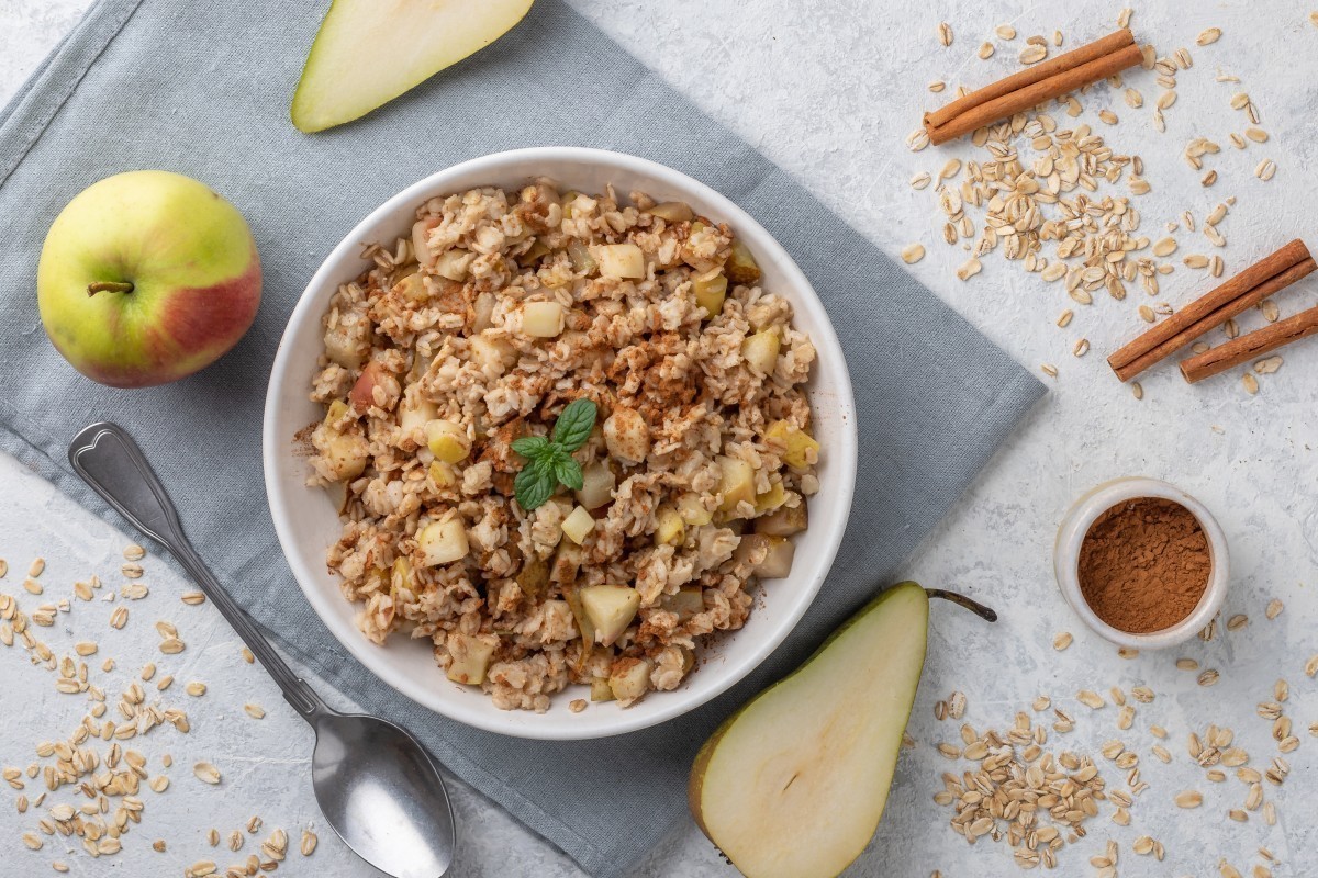 Gachas de canela con pera y manzana