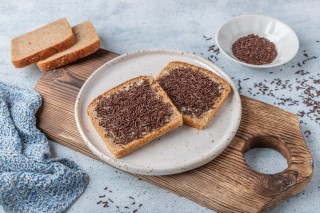 Pan con mantequilla y virutas de chocolate
