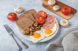 Desayuno inglés con huevo y champiñones