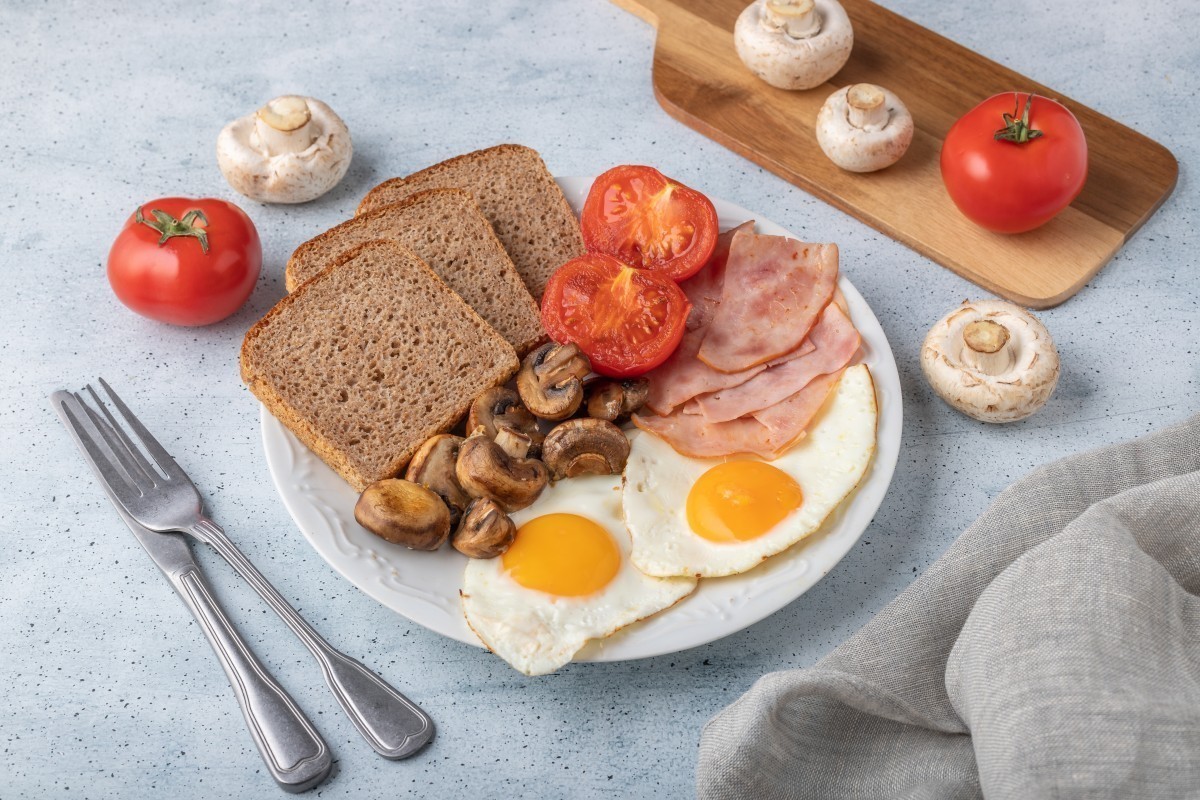 Desayuno inglés con huevo y champiñones