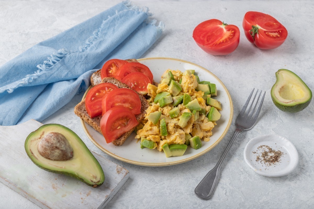 Revuelto de aguacate, pan con tomate