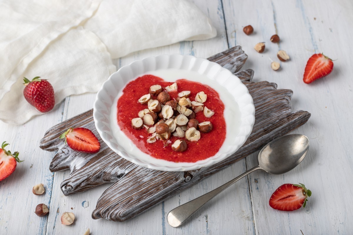 Yogurt con mousse de fresa y nueces