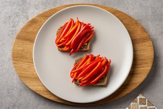 Bruschetta con pimientos y albahaca
