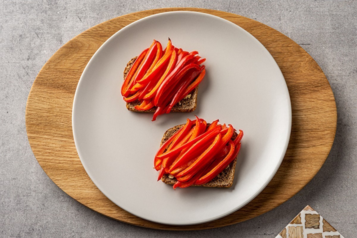 Bruschetta con pimientos y albahaca