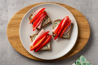 Pan con mantequilla de albahaca, jamón y pimienta