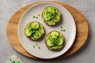 Pan con aguacate, pepino y cebollín