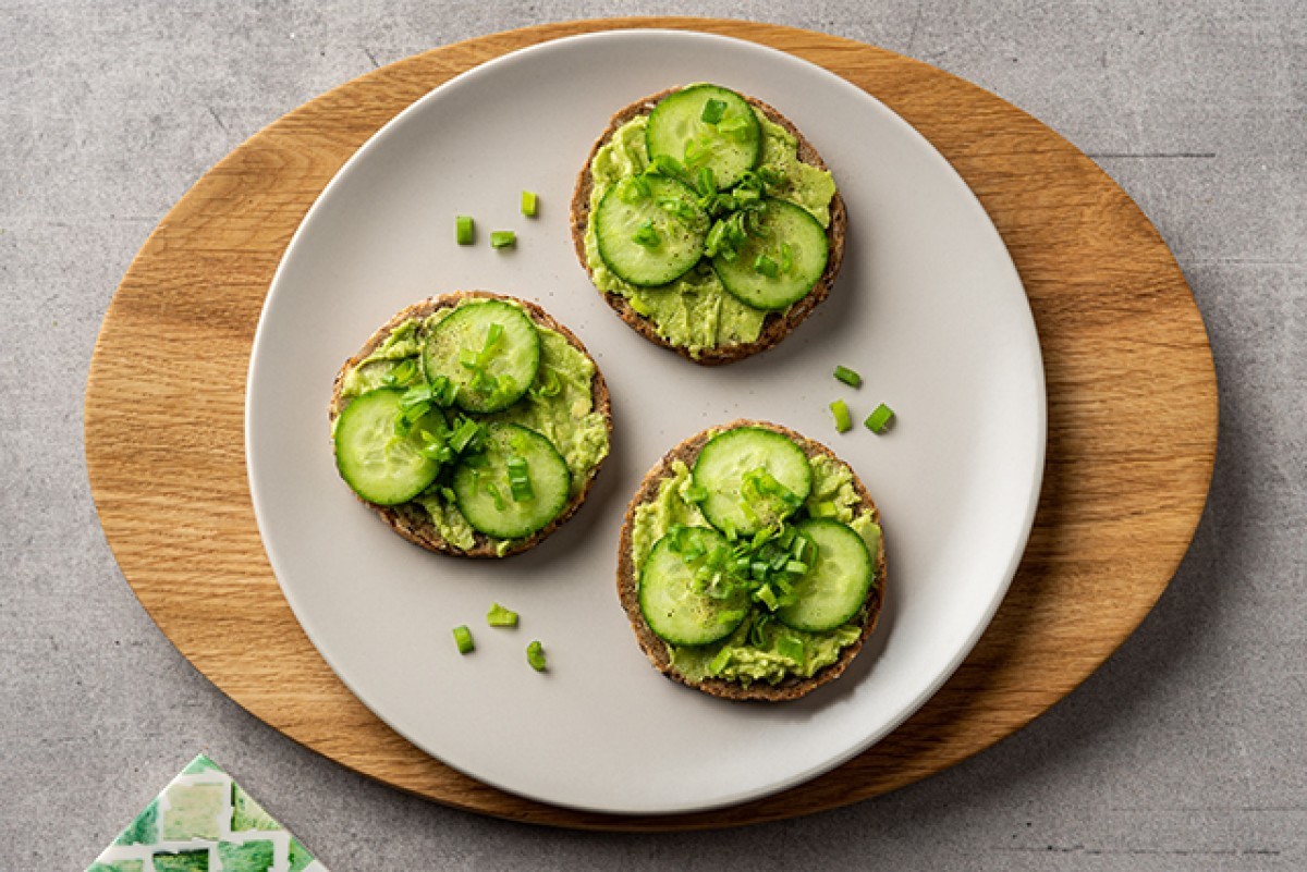 Pan con aguacate, pepino y cebollín