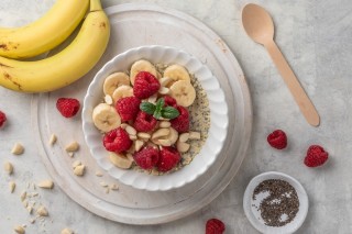 Colazione con miglio e chia, banane e lamponi