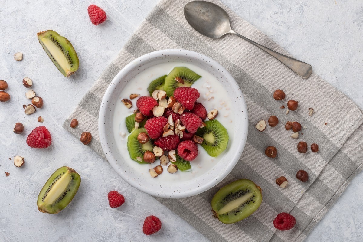 Porridge con kiwi, lamponi e nocciole