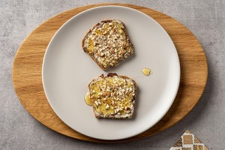 Pane con miele e mandorle