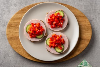 Pane con prosciutto, cetriolo e peperoni