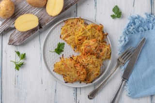 Frittelle di patate piccanti con carote al forno