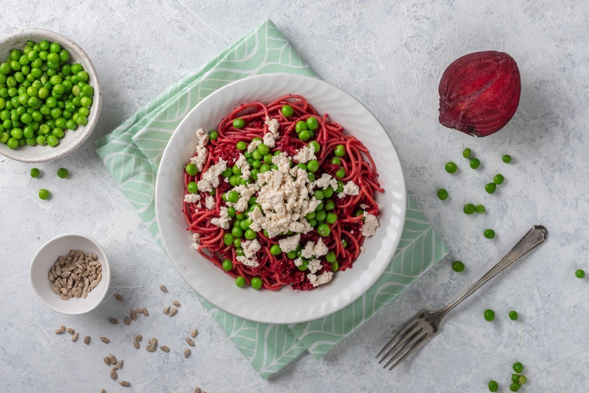 Spaghetti with beetroot pesto, tofu and sunflower seeds
