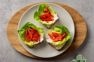 Pepper and lettuce sandwich