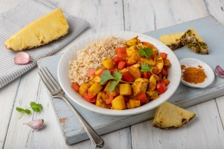 Mięso z kurczaka z curry, ananasem i ryżem