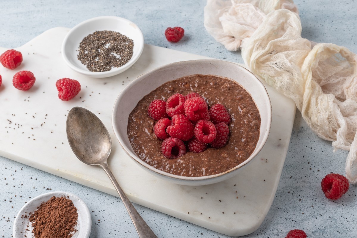Czekoladowy pudding chia z owocami