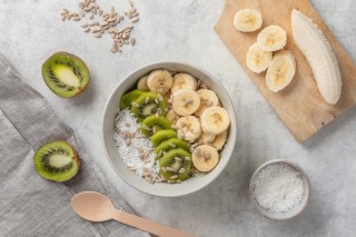 Kokosowa owsianka z bananem i kiwi