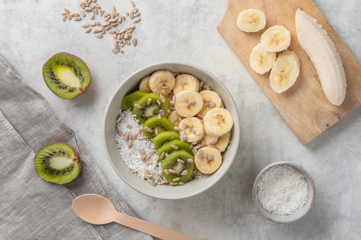 Kokosowa owsianka z bananem i kiwi