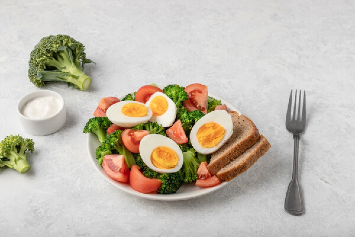 Salat mit Ei, Brokkoli und Tomaten
