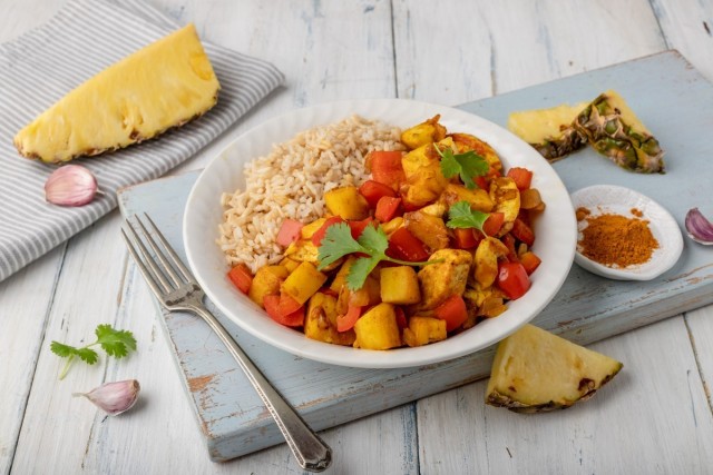 Hähnchenfleisch mit Curry, Ananas und Reis