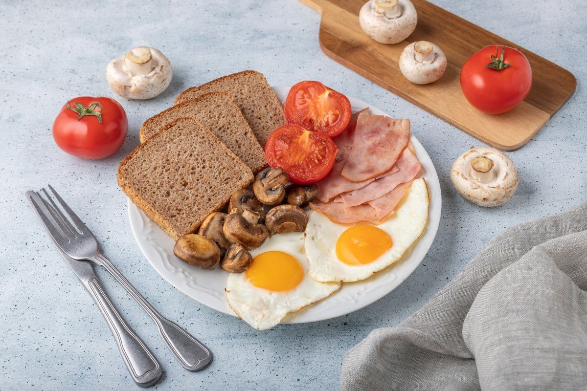 Englisches Frühstück mit Ei und Champignons
