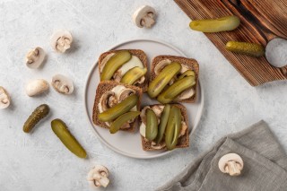 Pain toasté mozzarella et champignons de Paris