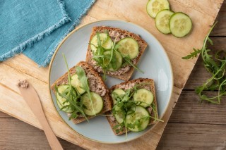 Sándwich con atún, huevo y pepino
