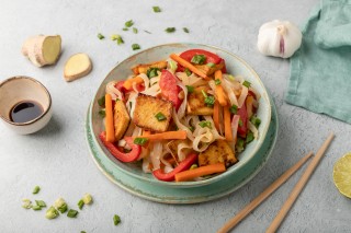Makaron ryżowy z tofu, papryką i marchewką