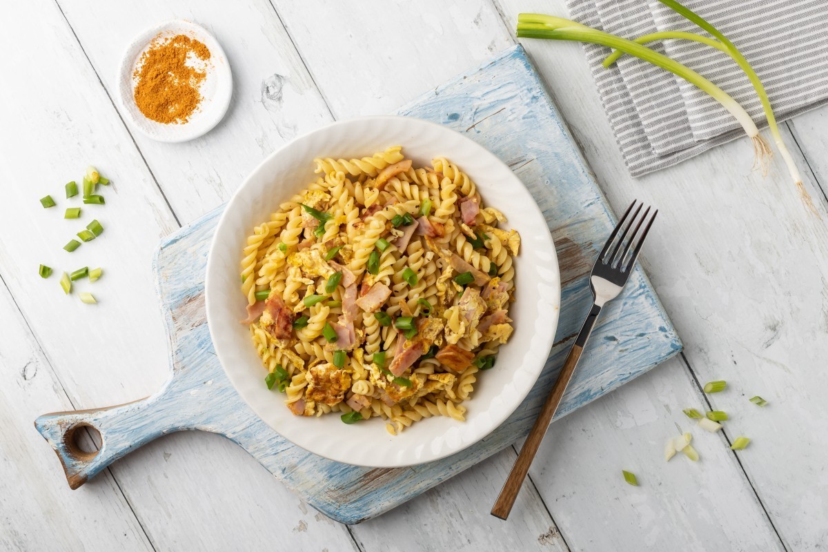 Curry-Nudeln mit Schinken und Ei