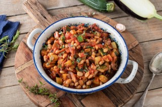 Gulasch mit Zucchini, Auberginen und weißen Bohnen