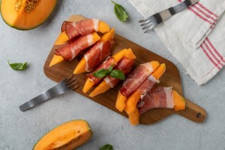 Melon with ham (Melón con jamón)